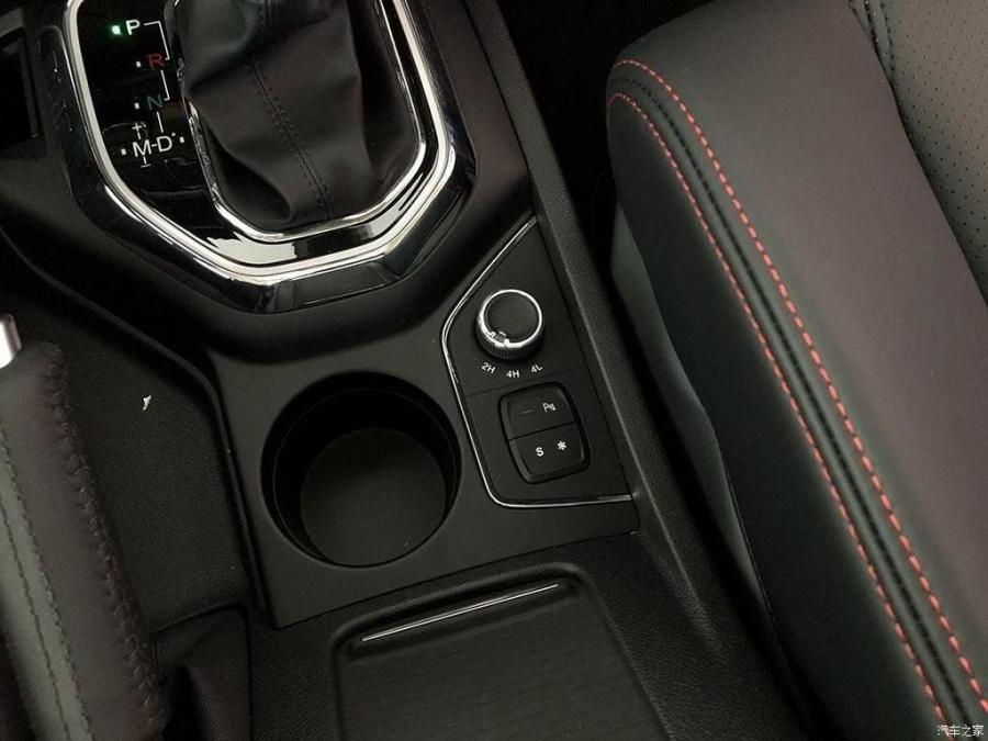 Детали интерьера BAIC Beijing BJ80 70th Anniversary 2019 года  (фото 9 из 13)